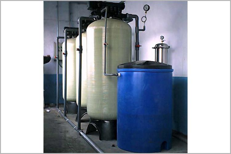 保障輸入的電壓電流穩(wěn)定，防止電控裝置燒損，電控裝置外部應(yīng)安裝密封罩，防止受潮和水浸