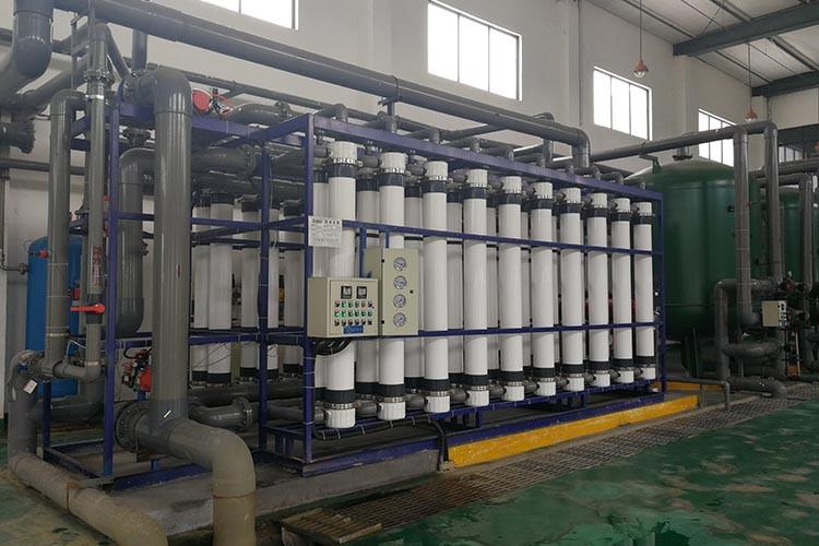 軟化水設備在工作時，不要對繼電器進行時間上的調整，切斷電源之后才能維修擦洗設備