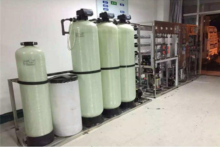 保障軟化水設備輸入的電壓電流穩(wěn)定，防止電控裝置燒損。電控裝置外部應安裝密封罩，防止軟化水設備受潮和水浸