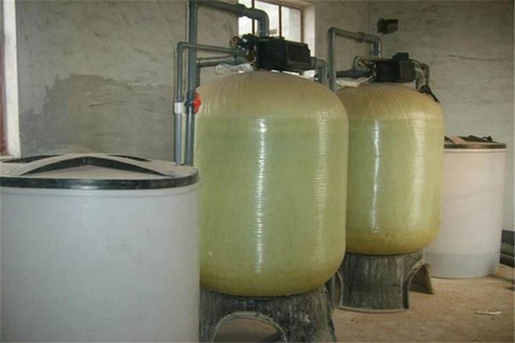 全自動(dòng)軟化水設(shè)備是采用專用的內(nèi)置噴射器將鹽水吸入(只要進(jìn)水有壓力即可)