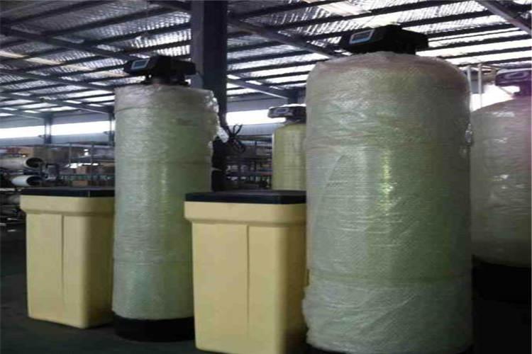 全自動(dòng)軟化水設(shè)備具有軟化水中硬度的功能，由于洗車原水基本都是地下水，水的硬度很高，地下水主要由鈣、鎂形成