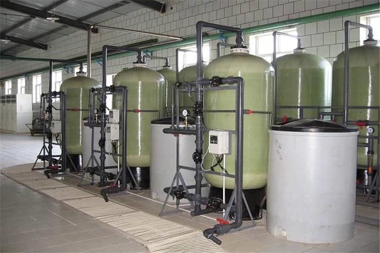 軟化水設(shè)備安裝在室內(nèi)，為防止軟化水樹(shù)脂凍壞和零部件銹蝕，電氣短路故障，環(huán)境溫度宜在零度以上，且無(wú)蒸汽，比較干燥干凈之處