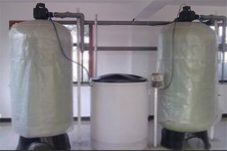 軟化水設(shè)備的膜式表面很容易被一些微生物或無機物覆蓋影響運行能力