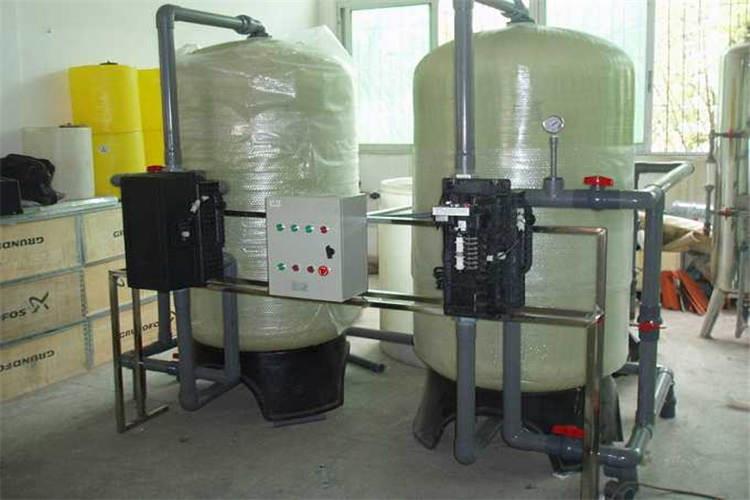 要定期進(jìn)行全自動(dòng)軟化水設(shè)備水交換和反洗，也可以在1.5%甲醛中浸泡