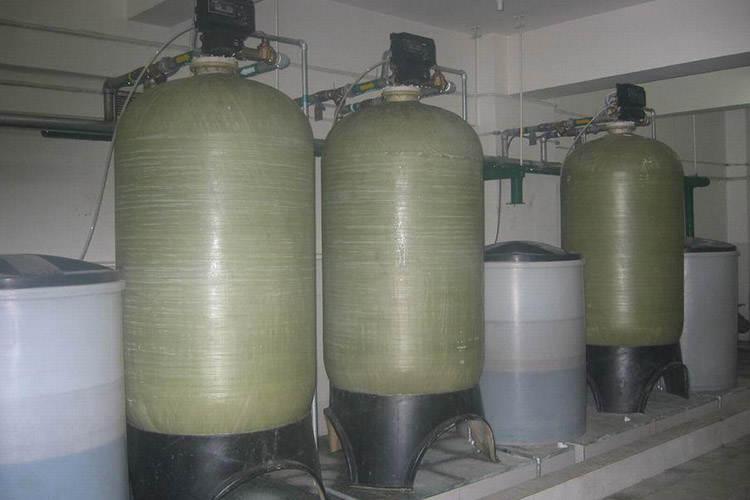 全自動(dòng)軟化水設(shè)備清洗完后，先打開RO開關(guān)，然后再讓活性炭過濾器開關(guān)處于制水位置即可