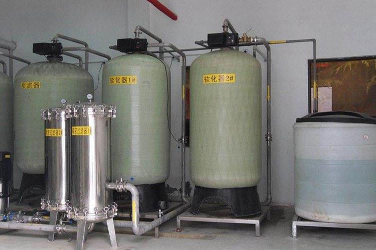 反滲透設(shè)備的過濾器使用3年后需要更換填料，活性炭過濾器使用2年后需要更換填料。當(dāng)系統(tǒng)運(yùn)行一段時(shí)間后，保安濾芯會(huì)被阻塞