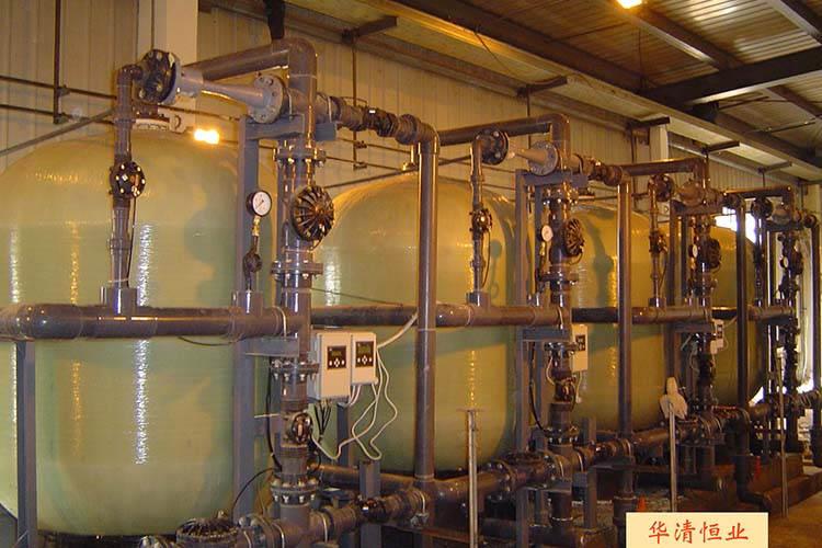 軟化水設(shè)備電壓的不穩(wěn)定會(huì)使設(shè)備的供電不足，使整個(gè)設(shè)備無(wú)法正常運(yùn)行。就會(huì)直接導(dǎo)致設(shè)備的水壓情況
