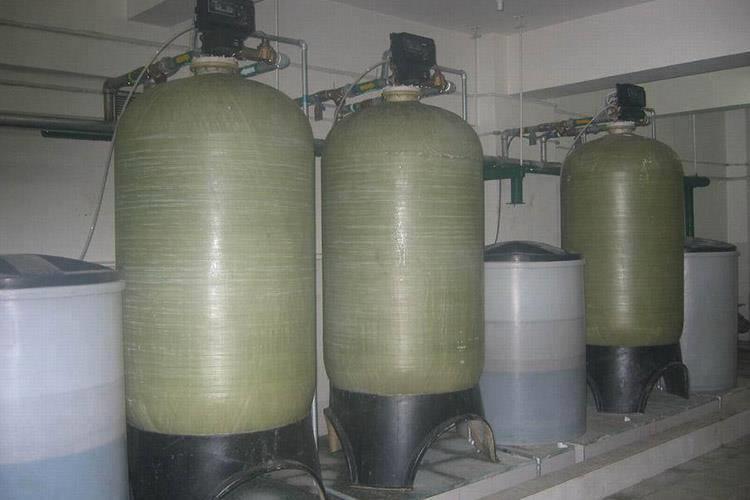 全自動(dòng)軟化水設(shè)備結(jié)構(gòu)緊湊，占地面積小，無(wú)需專用的設(shè)備基礎(chǔ)，放置于平整的水泥地面上即可